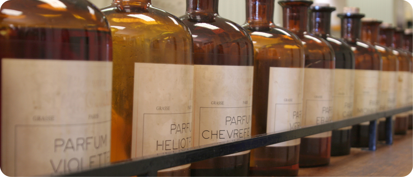 bouteille de parfums de grasse pour bougies.jpg