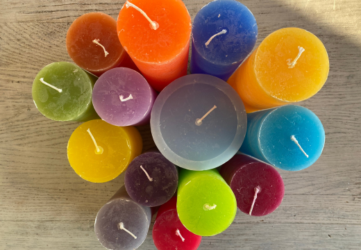 Unie, dégradée ou marbrée : quel effet donner à vos bougies colorées ?