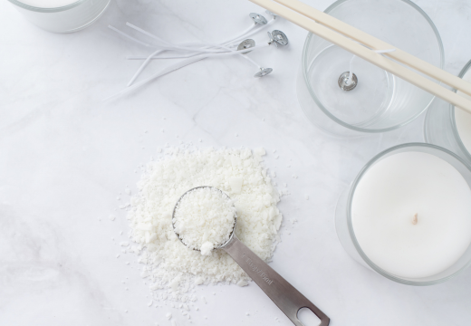 Réussir votre première bougie parfumée DIY, du choix des matières à la coulée