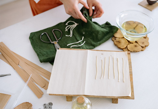 Fabriquer sa mèche de bougie maison : tuto complet, matériaux et conseils